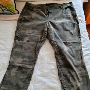 Skinny camo light weight jeans